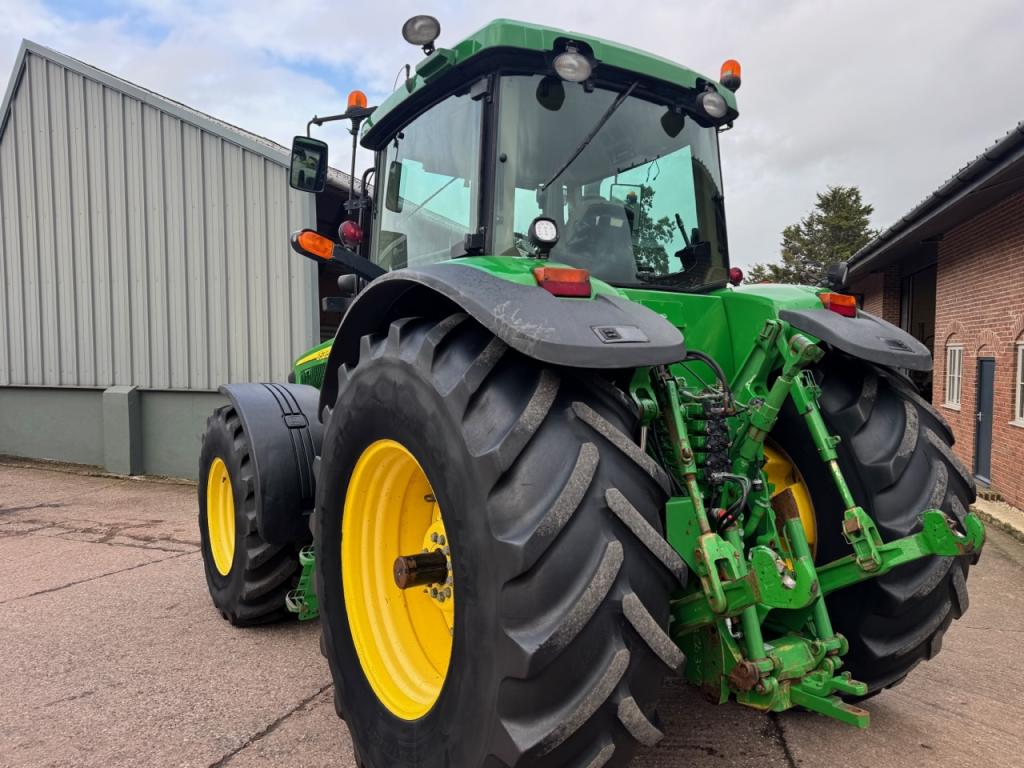 John Deere 8520