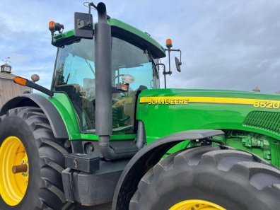 John Deere 8520