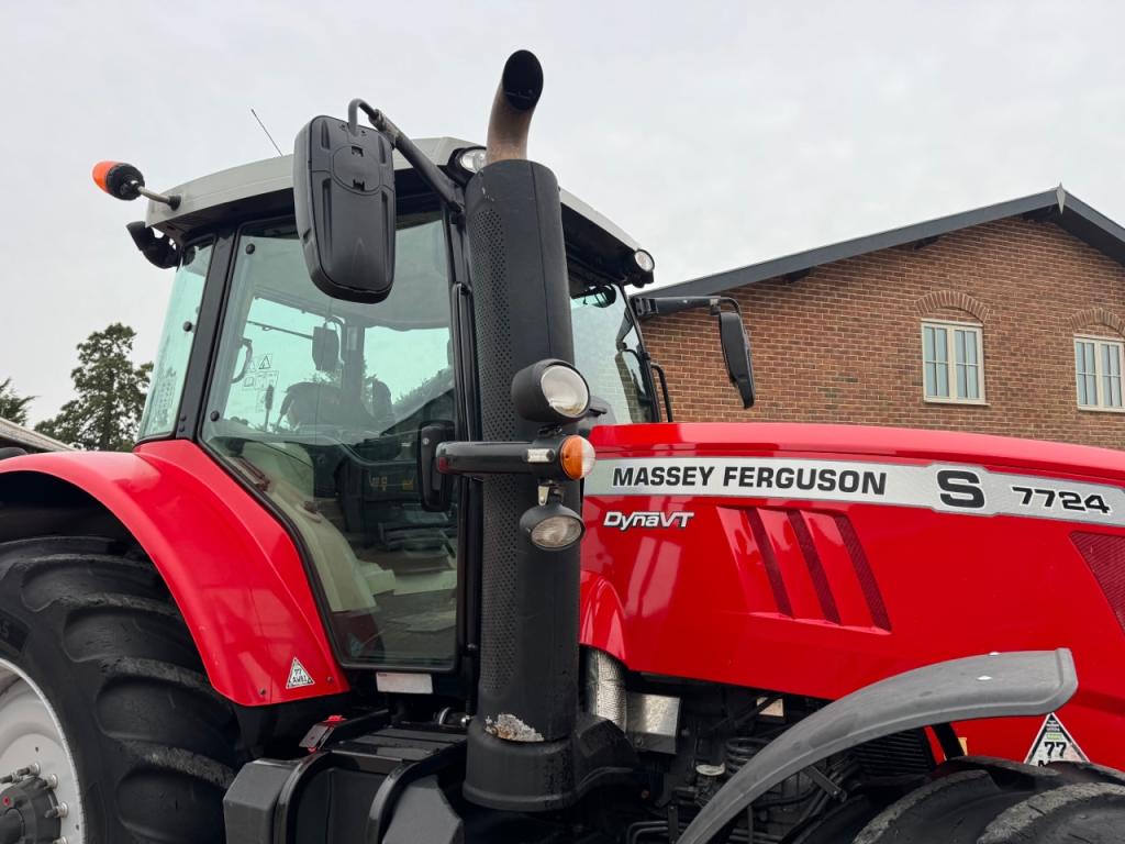Massey Ferguson 7724S Efficient