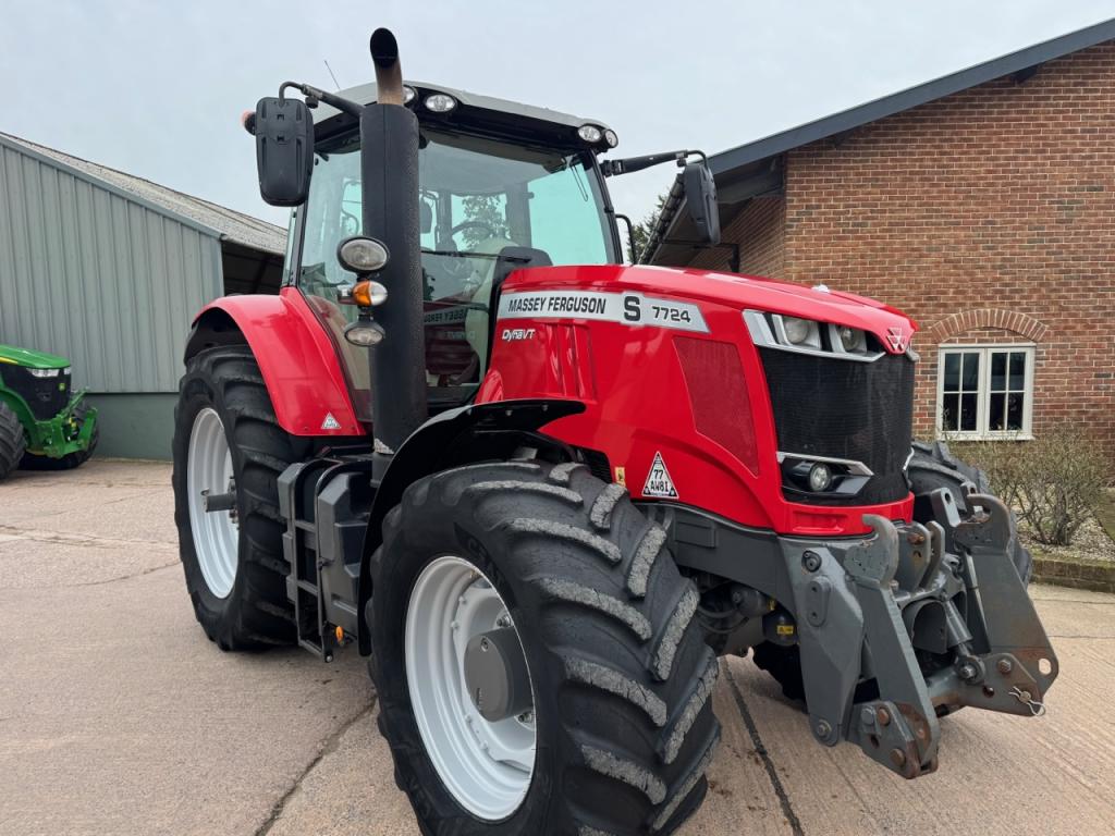 Massey Ferguson 7724S Efficient
