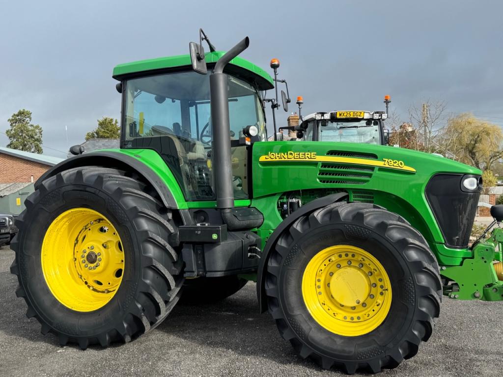 John Deere 7920