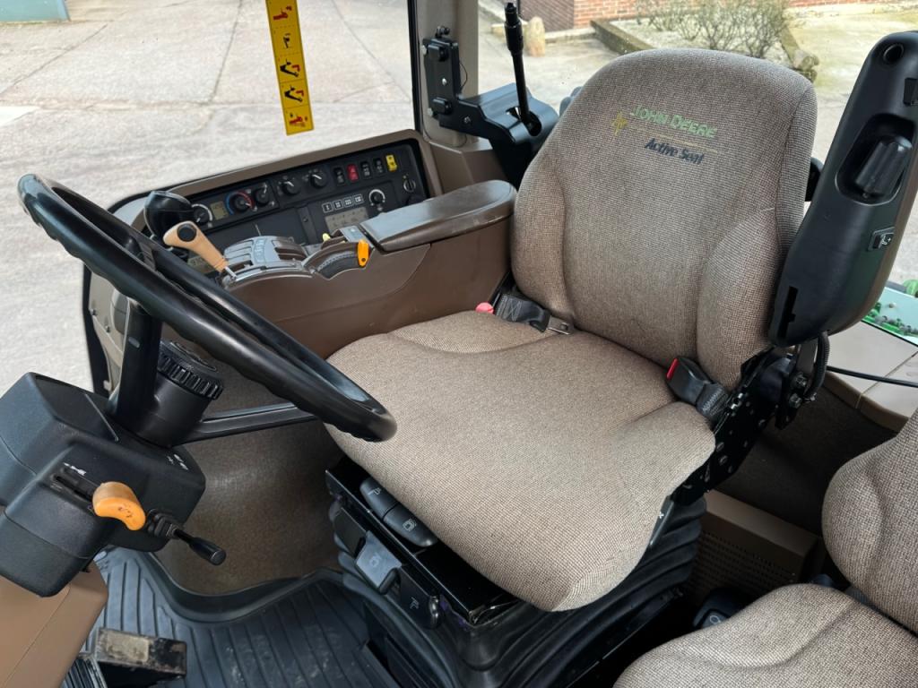 John Deere 7920