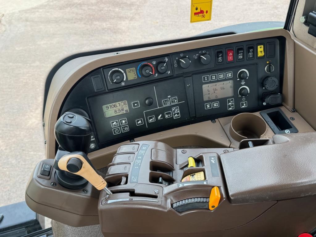 John Deere 7920