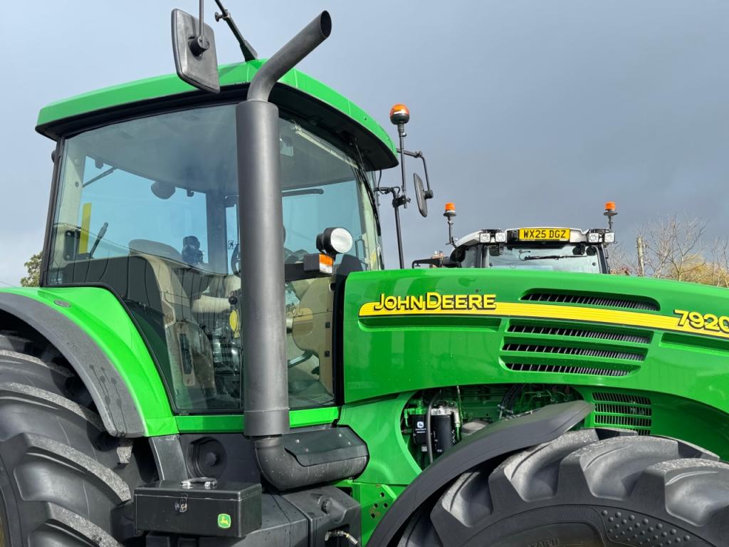 John Deere 7920