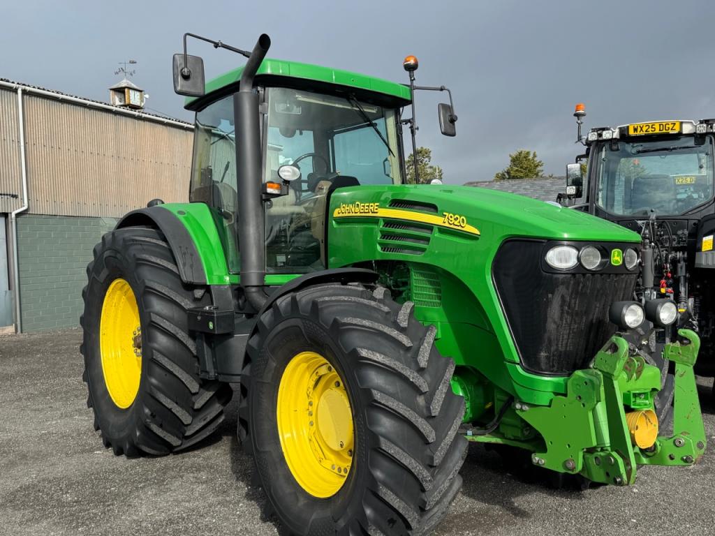 John Deere 7920
