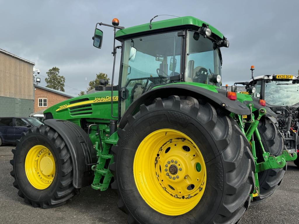 John Deere 7920