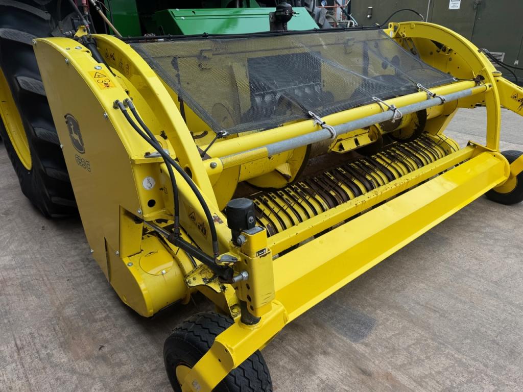 John Deere 630C grass header