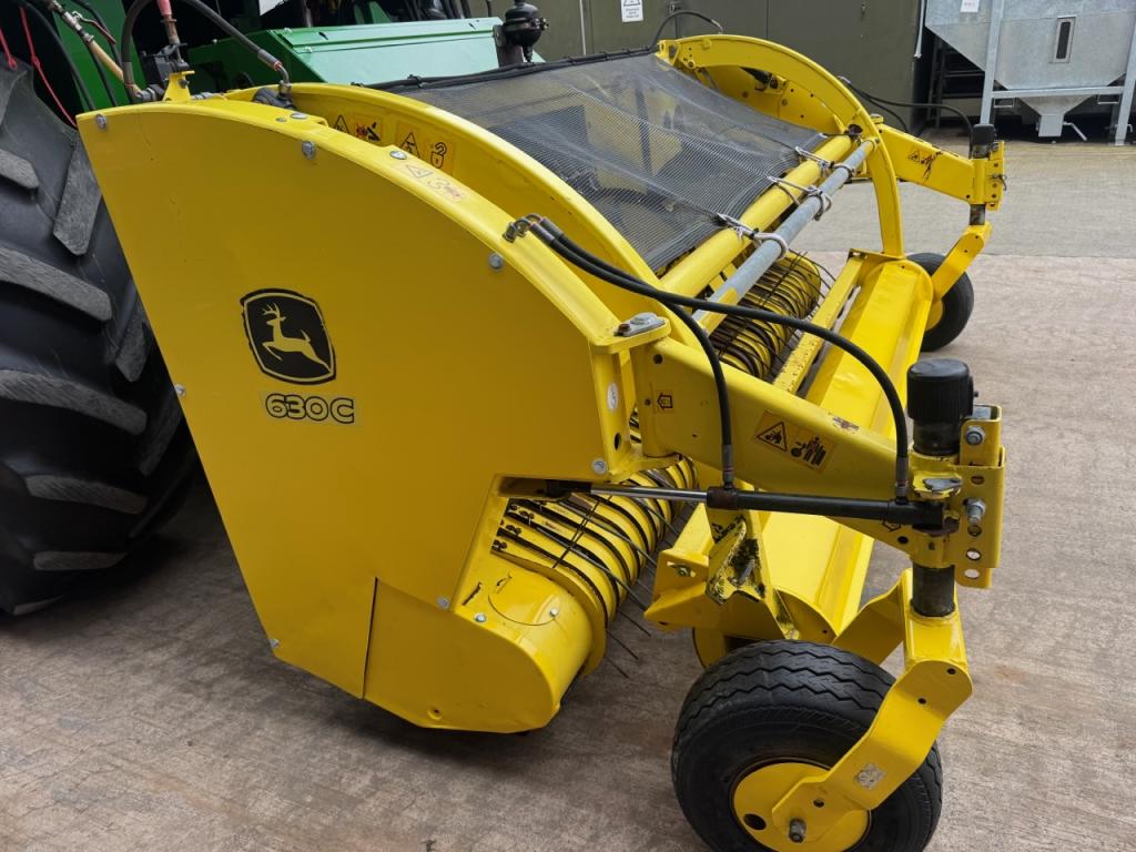 John Deere 630C grass header
