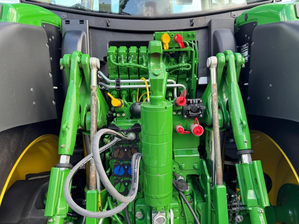 John Deere 6R 215