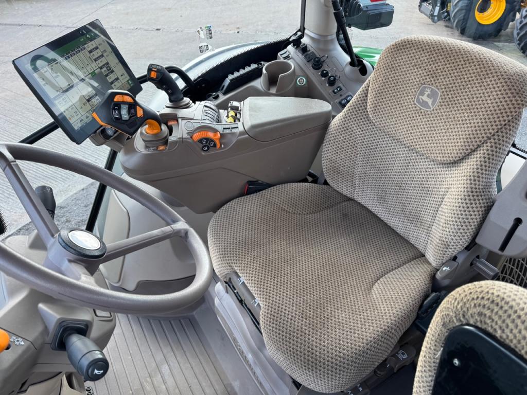 John Deere 6R 215