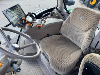 John Deere 6R 215