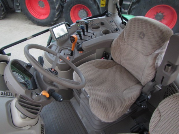 John Deere 6210R
