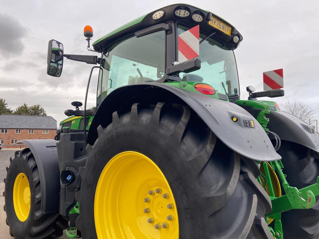 John Deere 6R 215