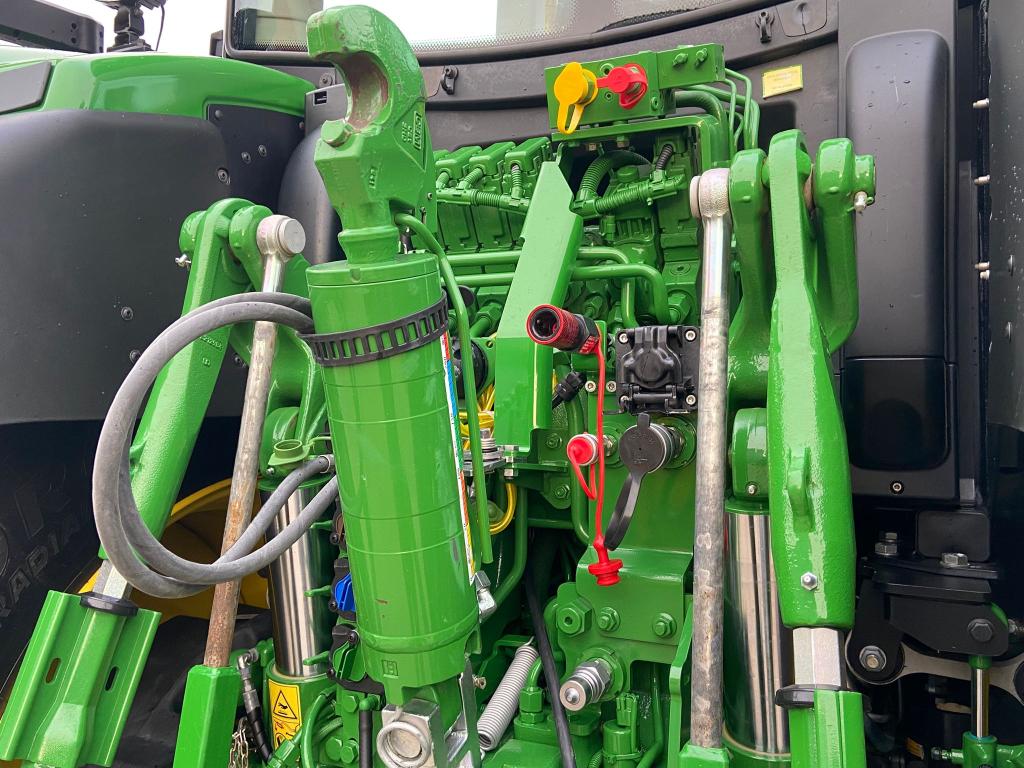 John Deere 6R 215