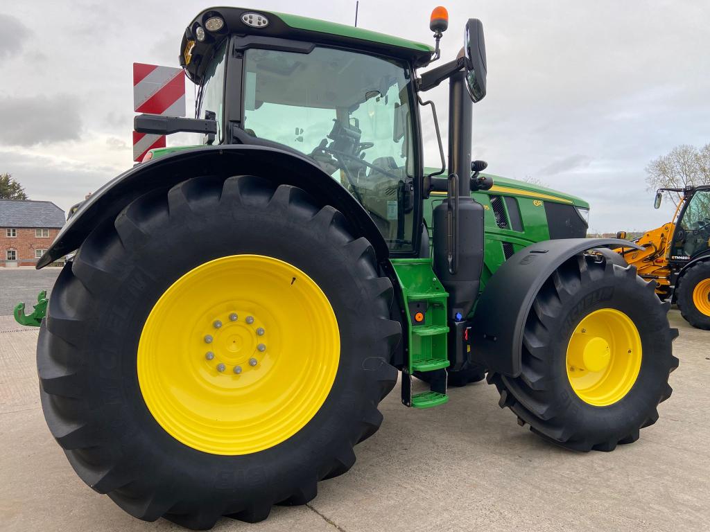 John Deere 6R 215