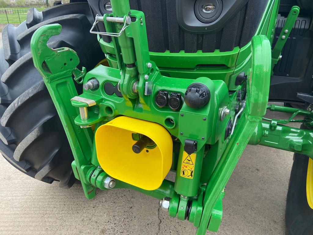 John Deere 6R 215