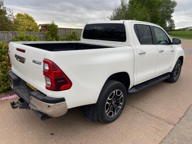 Toyota Hilux Invincible 2.4 diesel