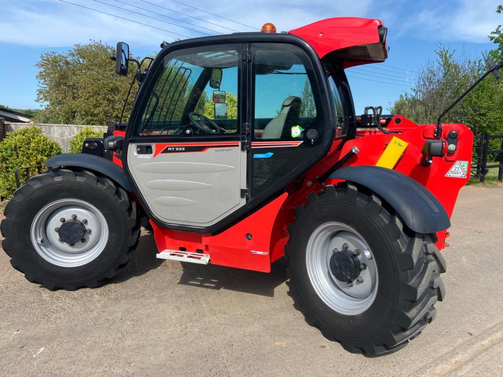 Manitou MT933 telehandler