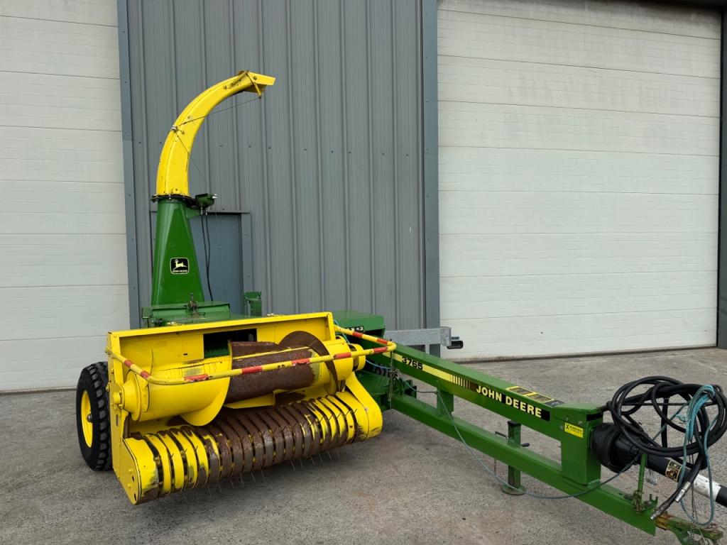 John Deere 3765 trailed forager