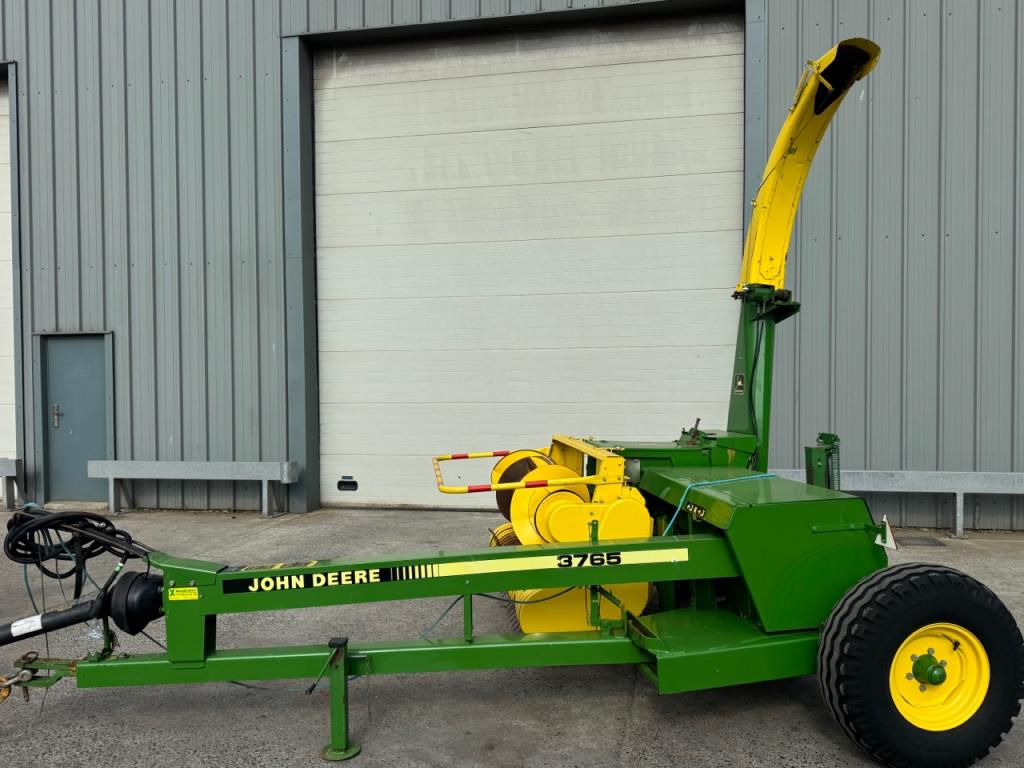John Deere 3765 trailed forager