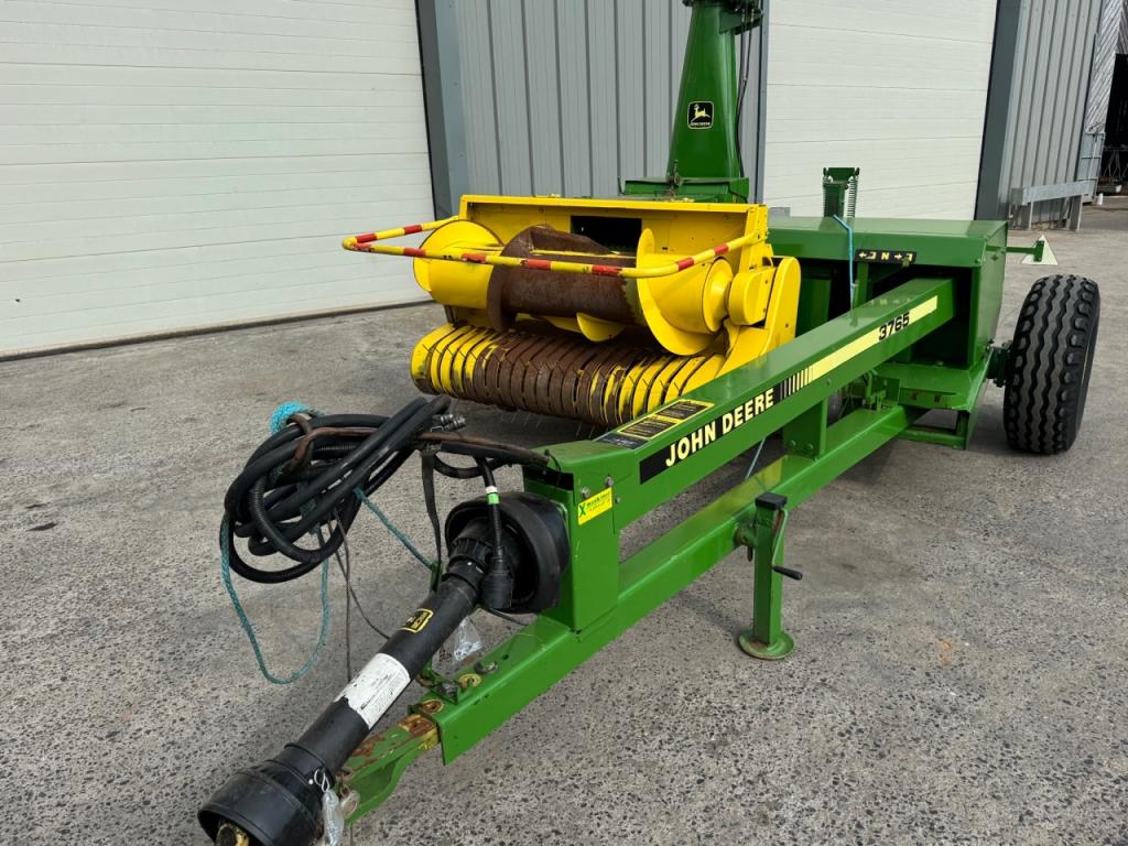 John Deere 3765 trailed forager