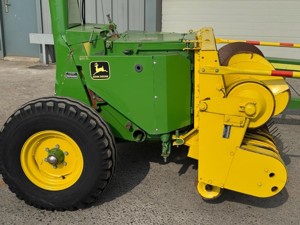 John Deere 3765 trailed forager