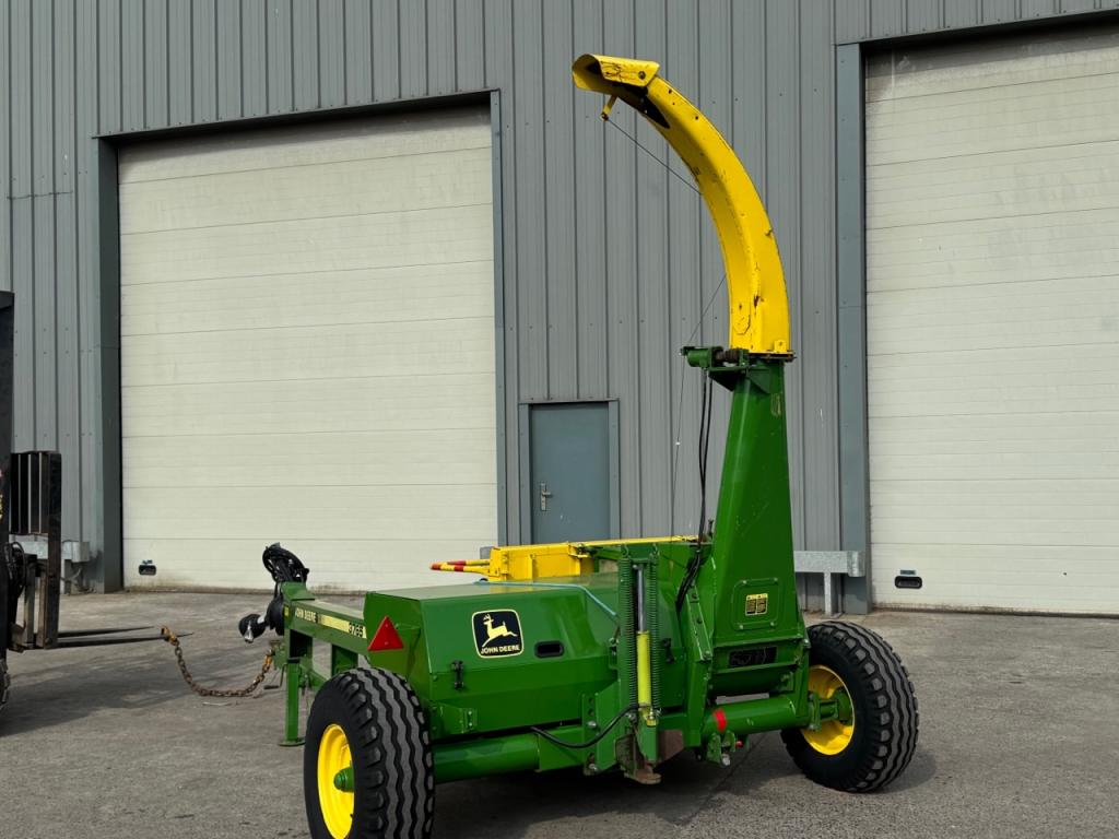 John Deere 3765 trailed forager