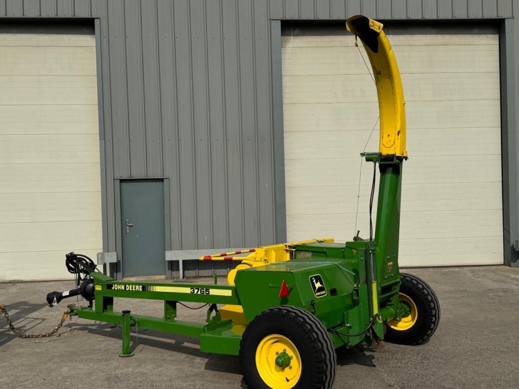John Deere 3765 trailed forager