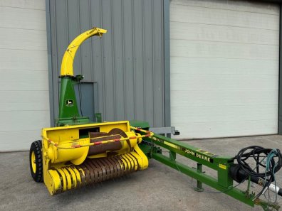 John Deere 3765 trailed forager