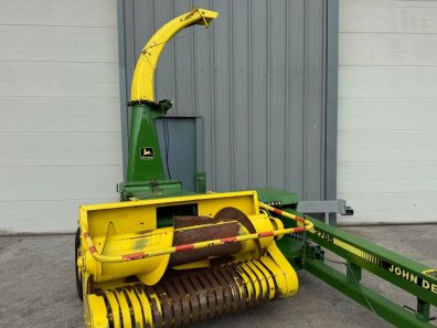 John Deere 3765 trailed forager