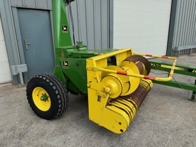John Deere 3765 trailed forager