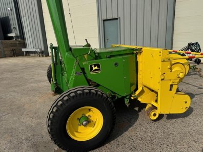 John Deere 3765 trailed forager