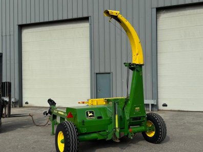 John Deere 3765 trailed forager