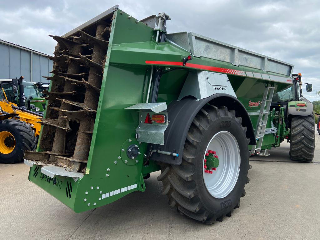 SpreadPoint MK-900 10 ton rear discharge muck spreader