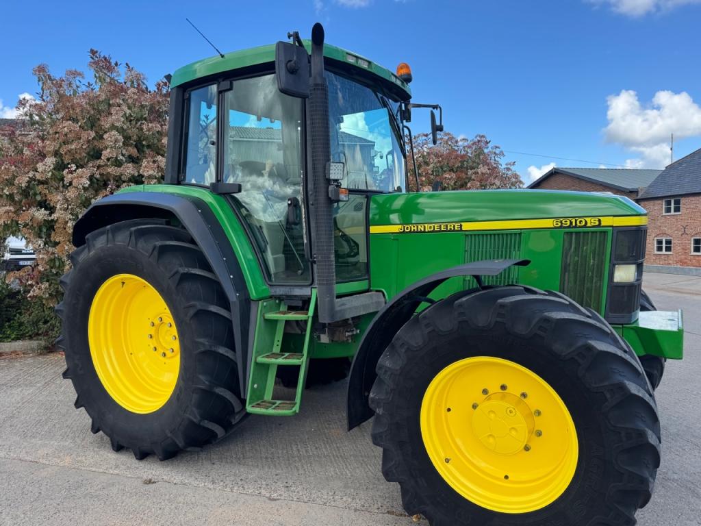 John Deere 6910S