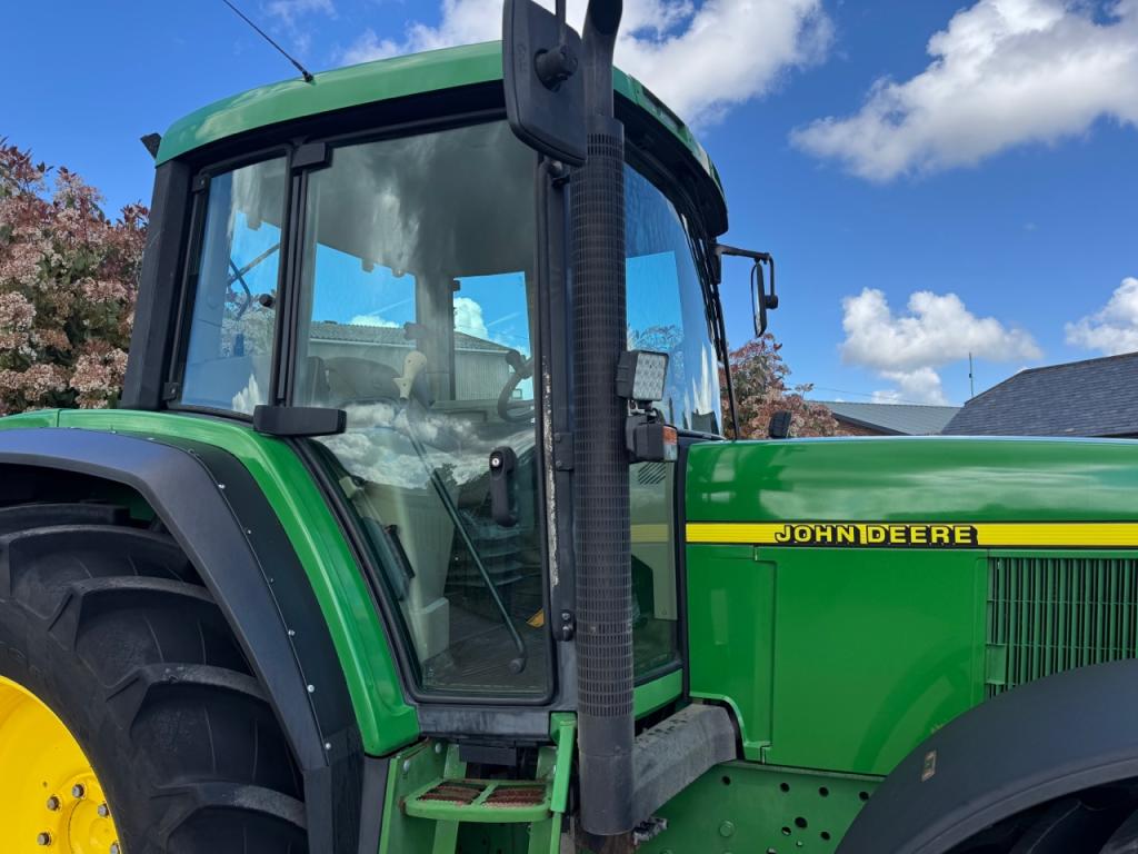 John Deere 6910S