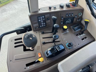 John Deere 6910S