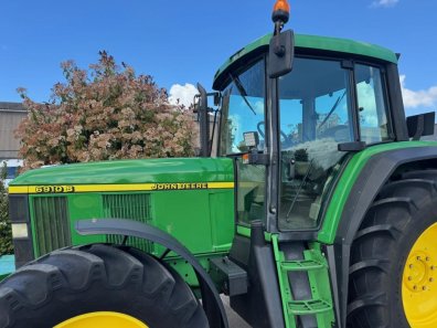 John Deere 6910S