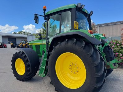John Deere 6910S