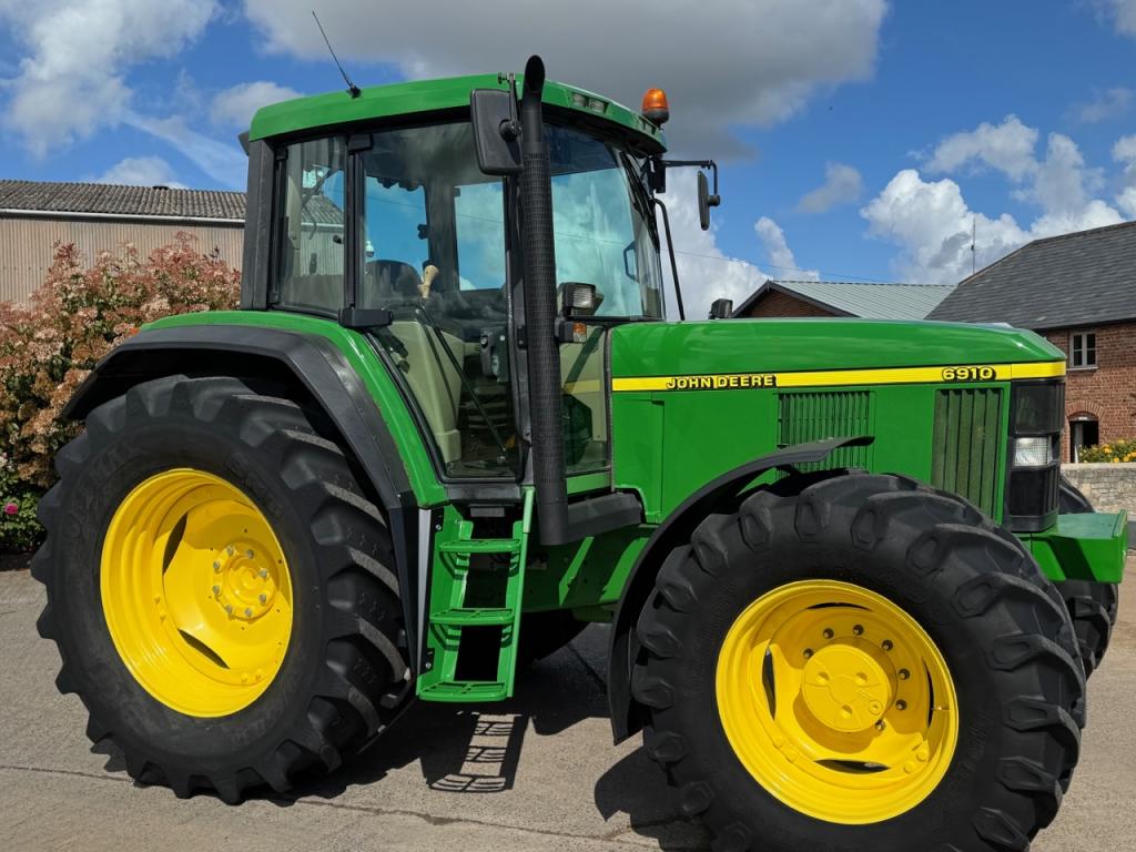 John Deere 6910