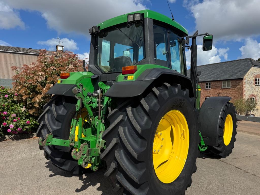 John Deere 6910