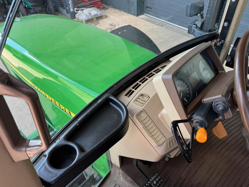 John Deere 6910