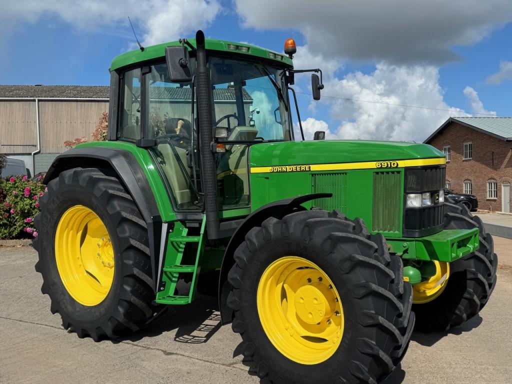 John Deere 6910