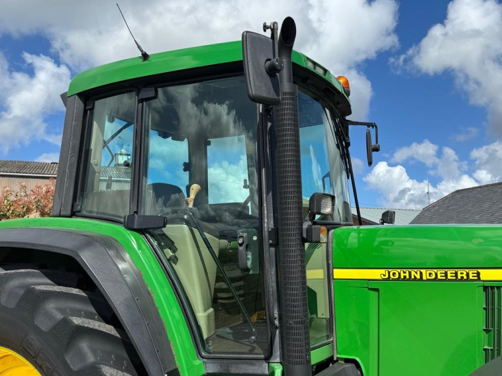 John Deere 6910