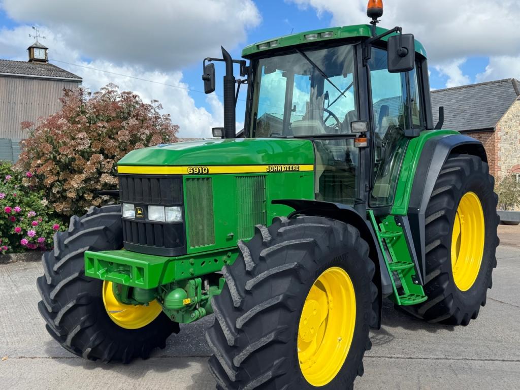 John Deere 6910