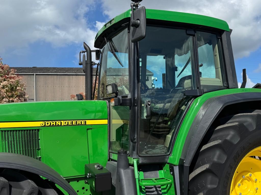 John Deere 6910
