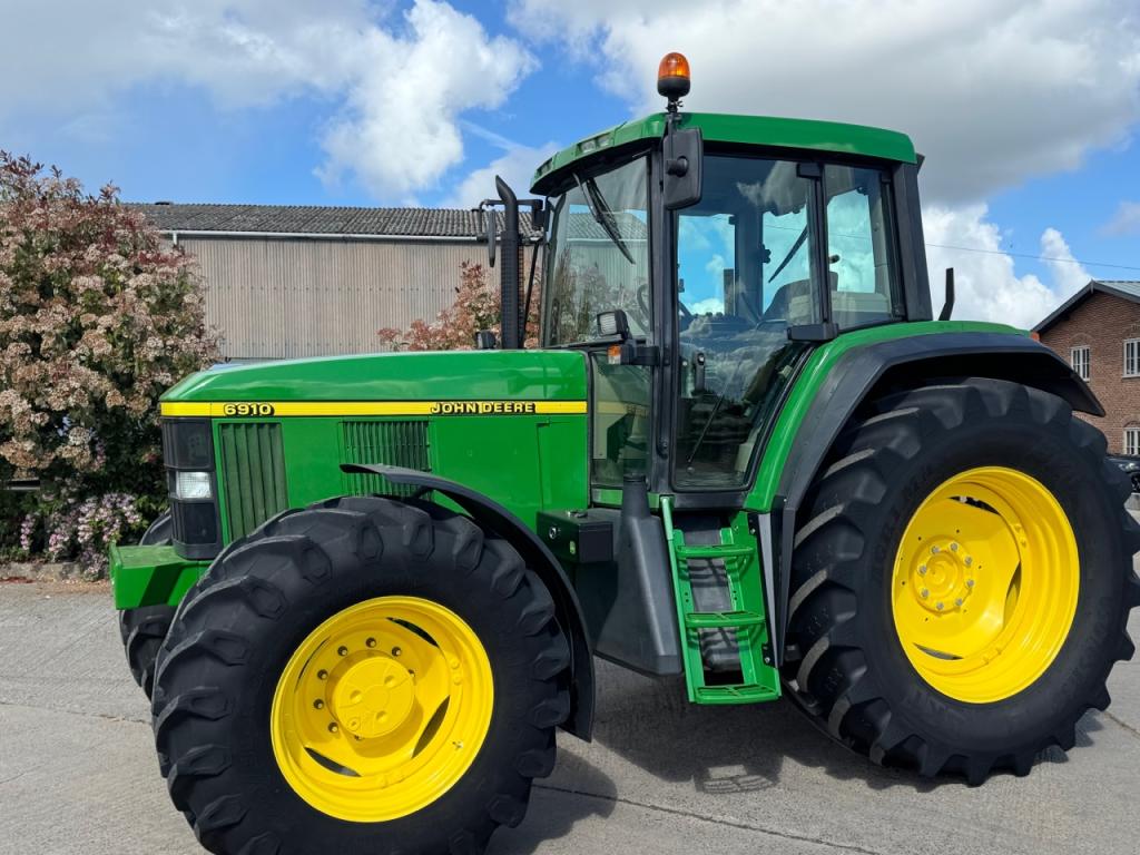John Deere 6910