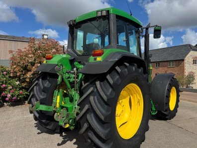 John Deere 6910