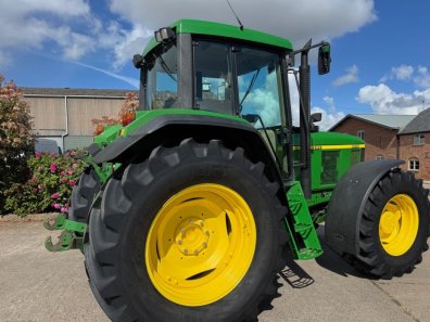 John Deere 6910