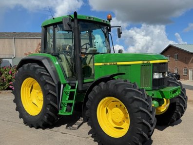 John Deere 6910